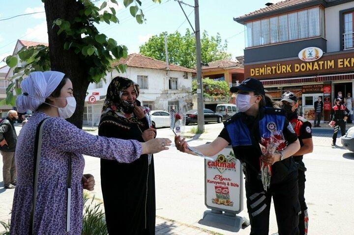 <p>Polisleri gördüğünde ceza yiyeceğini düşünerek korktuğunu aktaran Ayla Aygün, “Sağlık olsun öncelikle bu virüsten kurtulalım. Virüs bitse bir çocuklarıma kavuşsam. Çabuk eve gitmem lazım korkuyorum, bir de ceza almayayım. Bu çok güzel bir duygu, çok mutluyum. İlk defa çiçek veren oldu zaten hayatımda, o daha güzel bir mutluluk” diye konuştu.</p>
