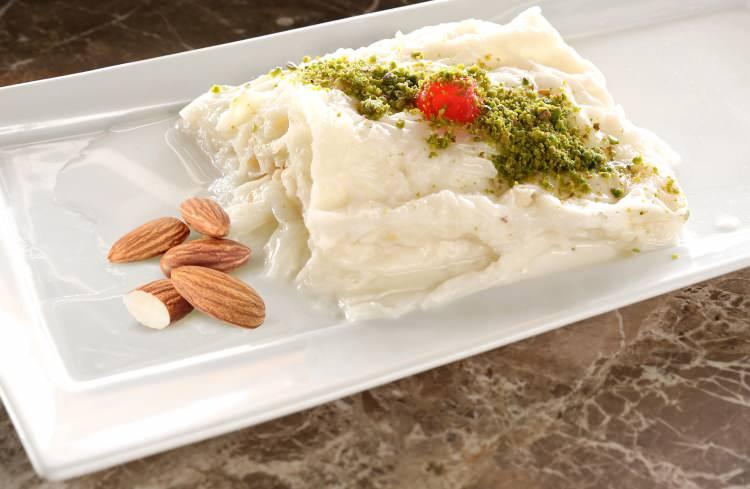 <p>Osmanli sultanlarının damak zevkine göre yapılan güllaçta şeker şerbeti, gül suyu, misk ve şam fıstığı da kullanılır. Günümüzde daha çok gül suyu kullanılmaktadır. </p>
