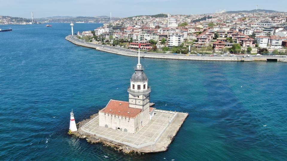 <p>Ulaşımın Salacak ve Ortaköy'den sandallarla yapıldığı kule, kısa sürecek restorasyon çalışmasının ardından yeniden düzenlenerek kültür ve sanat merkezi haline getirilecek. </p>

