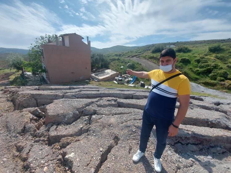 <p>Öte yandan 11 Şubat'ta tahliye edilen ev, 2 gün sonra DHA tarafından görüntülenmişti. Cambazoğlu'nun sahibi olduğu 3'ü çocuk 6 kişinin yaşadığı evin hemen önünde 3 ay önce oluşan küçük çatlakların, arazinin kabarmasıyla büyük yarıklara dönüştüğü görüldü. 3 ay arayla çekilen iki fotoğraf arasındaki fark, tehlikenin boyutunu gözler önüne serdi.</p>
<p> </p>