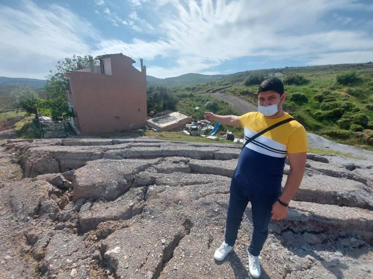 <p>Öte yandan 11 Şubat'ta tahliye edilen ev, 2 gün sonra DHA tarafından görüntülenmişti. Cambazoğlu'nun sahibi olduğu 3'ü çocuk 6 kişinin yaşadığı evin hemen önünde 3 ay önce oluşan küçük çatlakların, arazinin kabarmasıyla büyük yarıklara dönüştüğü görüldü. 3 ay arayla çekilen iki fotoğraf arasındaki fark, tehlikenin boyutunu gözler önüne serdi.</p>

<p> </p>
