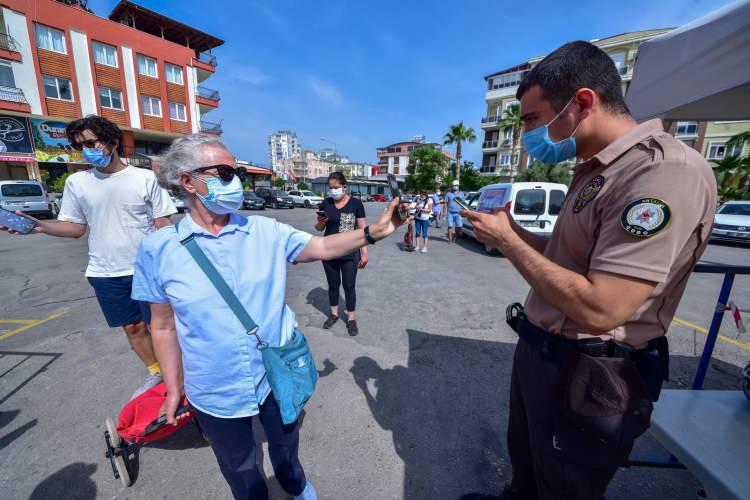 <p>Ülke genelinde uygulanan tam kapanma sürecinde, cumartesi günü 10.00- 17.00 saatlerinde semt pazarlarının kurulabileceği açıklandı. Antalya'nın 3 merkez ilçesi Kepez, Muratpaşa ve Konyaaltı'nda 70 semt pazarı kuruldu. Pazarlara ilgi yoğun olurken, girişlerde HES kodu sorgulaması yapıldı. </p>