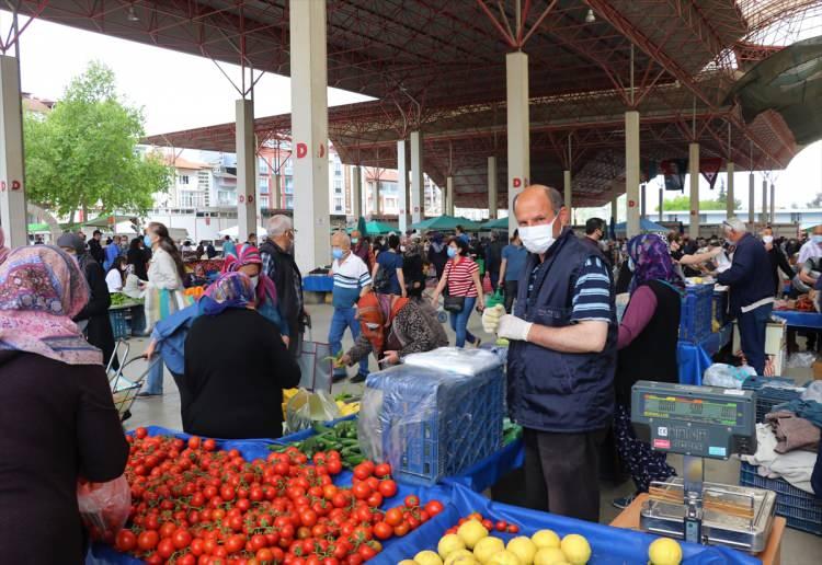 <p>Burdur'da da Uzay Çatı Kapalı Pazaryerinde zaman zaman yoğunluk oluştu. </p>