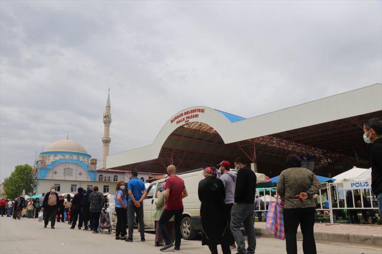<p>Anonslar yapılarak sosyal mesafe ve maske konusunda sık sık uyarılarda bulunuldu.</p>