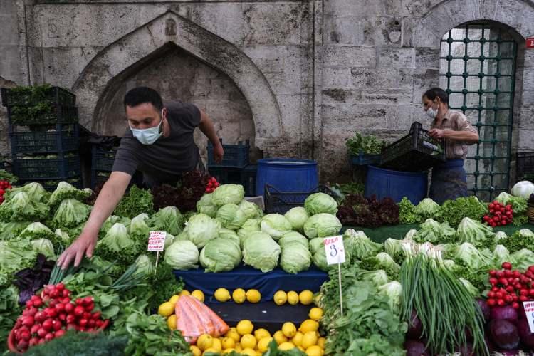 <p>İstanbul'da, yeni tip koronavirüs (Kovid-19) tedbirleri kapsamında uygulanan "tam kapanma" sürecinde, İçişleri Bakanlığınca 81 il valiliğine gönderilen genelge çerçevesinde pazar yeri esnafı tezgahlarını açtı.</p>
<p> </p>