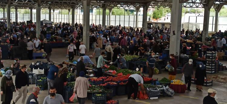 <p> Vatandaşlar, pazarlarda yoğunluk oluşturdu. Polis ve zabıta ekipleri, pazar yerlerinin girişlerinde ve çevresinde önlem aldı. Pazara girenler HES kodu sorgulamaları yapılarak içeriye alındı. </p>
