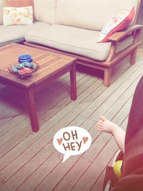 <p>Fotoğrafta kızı Lalin'in ayağına da yer veren oyuncu bu paylaşımıyla beğeni topladı.</p>
