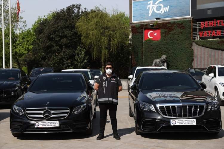 <p><strong>- Farklı yöntemlerle lüks araçları yurda sokmuşlar</strong></p>
<p>Şüphelilerin lüks otomobilleri gümrük vergilerini kısmen ya da tamamen ödemeyerek tescil işlemleri yaptırarak ithal ettikleri belirlenirken, otomobillerin bir kısmının yurt dışında çalıntı kaydı olduğu ve Interpol tarafından arandığı, bir kısmının turistik kolaylıklardan faydalanılarak yurda getirildiği, şüphelilerin bazılarına da ithalat kapsamında otomobil olarak getirilerek tadilat-montaj adı altında vasıfları değiştirilip ÖTV muafiyeti sağladıkları tespit edildi.</p>
<p> </p>