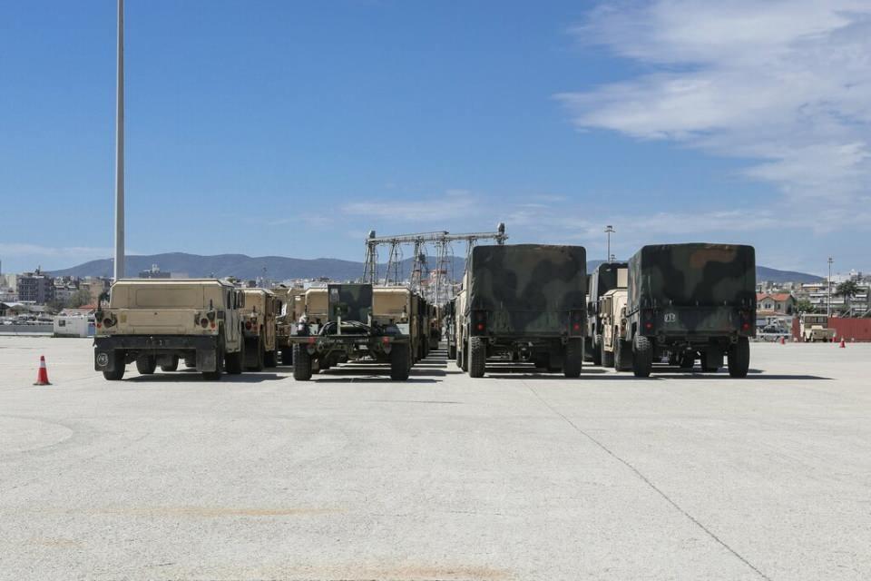 <p>Kuzey Atlantik Antlaşması Örgütü, (NATO) son 25 yılın en büyük tatbikatlarından biri olan "Defender Europe-21" için hazırlıkları tamamlıyor. ABD’ye ait “LIBERTY PROMISE” kargo gemisi tatbikatta kullanılacak askeri teçhizatlar Dedeağaç Limanı’ndan indirilmeye başlandı. </p>