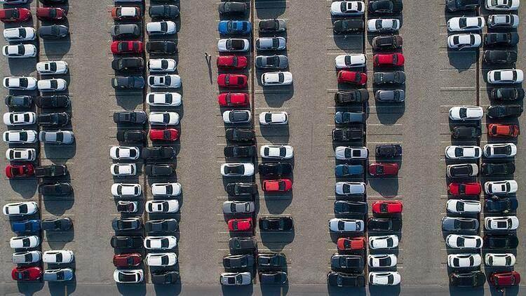 <p>Kalan yüzde 2'lik kısım ise <strong>"MPV, CDV, spor ve station wagon"</strong> gövde tiplerinden oluştu. 2020 Ocak-Nisan dönemiyle kıyaslandığında, sedan otomobillerin payı yüzde 45,3'ten yüzde 40,9'a gerilerken, SUV'un payı yüzde 29,7'den yüzde 34,1'e yükseldi. Hatchback gövde tipli otomobillerin payı da yüzde 21,5'ten yüzde 23'e çıktı.</p>
