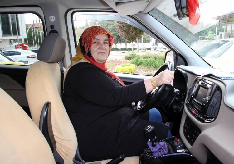<p>Burdur'un ilk ve tek kadın taksi şoförü Sebahat Sezer (52) 10 yıldır meslektaşlarıyla direksiyon sallıyor. Bugüne kadar 500 bin kilometreye yakın yol yaptığını, mesleği boyunca hiç ceza yemediğini ve kazaya karışmadığını anlatan Sebahat Sezer, kendisiyle gurur duyduğunu söyledi.</p>

<p> </p>
