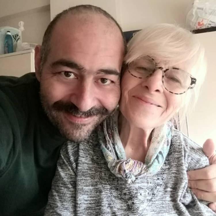 <p><strong>CEM CÜCENOĞLU</strong></p>

<p>'Annem. Günün kutlu olsun. Seninle beraber tüm annelerin de günü kutlu olsun.'</p>
