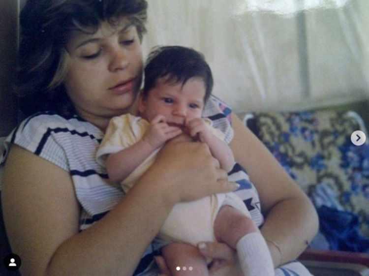 <p><strong>PELİN ÖZTEKİN</strong></p>
<p>'Bana kalan en değerlim. Sen hep benimle ol. Anneler günün kutlu olsun Anniş’im. Seni çook seviyorum.'</p>