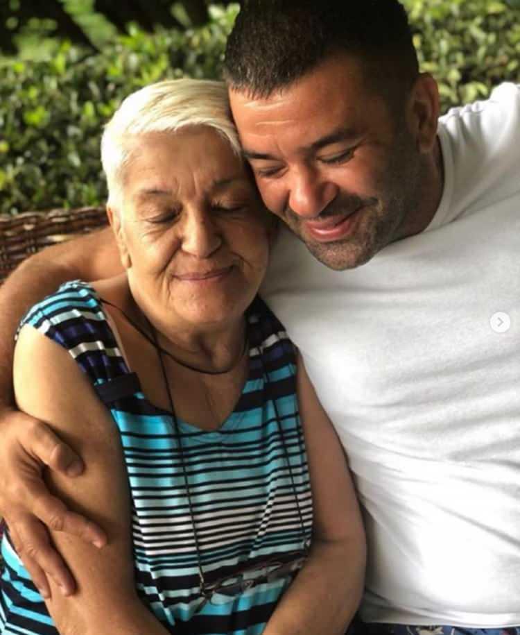 <p><strong>BÜLENT ŞAKRAK</strong></p>
<p>'Annem ve çocuklarımın Annesi... Gerisi iyilik, sağlık.'</p>