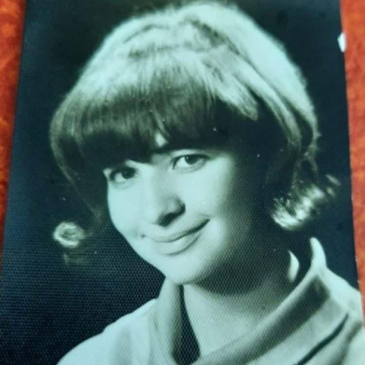 <p><strong>HANDE ATAİZİ</strong></p>
<p>'Sen yirmi yaşındayken, ben plandamıydım acaba. Yıllar geçip bu fotoğrafa baktığın zaman, senin yaşının iki misli çocuklarının olması nasıl bi histir kim bilir. Biz anneciyizdir. Bana hep yaz der, o zaman duygularını daha iyi ifade ediyorsun. Bu iyi mi kötü mü bilemedim. Galiba nasıl olursa olsun bir şekilde sevdiklerimize andayken ne hissettiğimizi söyleyebilmeyiz. İçimizde ne varsa, iyi kötü ama yazarak ama sarılarak, doğru yanlış demeden. Ben kendimi doğru ifade etmeyi yıllar sonra başaranlardanım. Herkes uyuduktan sonra gizlice annesinin odasına gidip saçlarını seven o küçük kız çocuğu da büyüdü artık. Canım annem seni bu dünyadaki her şeyden çok seviyorum. Sen daima benim yaşama sebebim oldun. Hep en zor zamanlarımda her şey üstüme gelirken, dünya üstüme çökmüşken hep senin varlığınla ayakta kaldım. Bağımız o kadar güçlü ki sonsuza dek bi yolunu buluruz gibime geliyor. Senin ve tüm annelerin Anneler günü kutlu olsun.'</p>