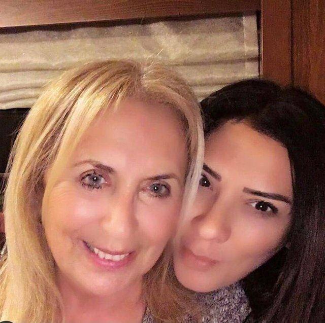 <p><strong>IŞIN KARACA</strong></p>
<p>'Ve benim güzel annem... Cesur annem... Öğrenmeye ve öğretmeye bayılan akıllı annem... Bugünler geçecek, ayrı ülkelerde olmayacağız. Sana kocaman kocaman sarılcaz... Bana öğrettiğin her değer için binlerce kez teşekkür ederim. İyi ki senin kızın olarak dünyaya geldim. 'Anneler Günü'n kutlu olsun. Çok özel bir kadınsın. Çok özel bir insansın. En iyi arkadaşım, sırdaşım, dert ortağım, canım annem. Seni çok seviyorum.'</p>