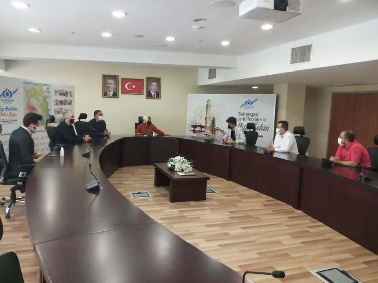 <p>Sultangazi Belediye Başkanı Yardımcısı Nurcan &Ouml;zt&uuml;rkmen ise kart hakkında bu bilgileri verdi:&nbsp; "İhtiya&ccedil; sahibi vatandaşımızın birilerinin dayattığı şeyi değil de kendi istediklerini alabiliyor olması bizi daha &ccedil;ok mutlu edecekti. Bu anlamda biz bir alışveriş kartı yapalım dedik. İstedik ki biz bu kartın i&ccedil;erisine her ay d&uuml;zenli para y&uuml;kleyelim ve vatandaşımız istediği zaman, istediği yerden, istediği şekilde alışveriş yapabilsin. Bu tarz &ccedil;alışmalar daha &ouml;nce de vardı ama vatandaş belli marketlere y&ouml;nlendiriliyordu. Bizim kartımızı onlardan ayıran ise T&uuml;rkiye'nin herhangi bir yerinden alışveriş yapabiliyor olması."&nbsp;</p>
