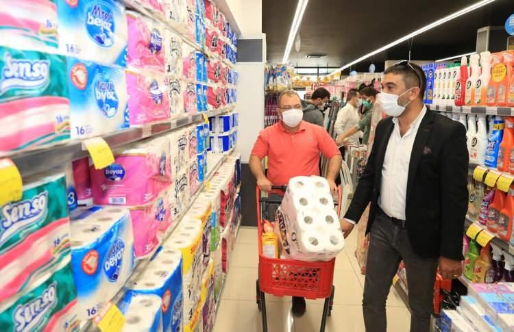<p>Yardıma katılan &uuml;nl&uuml; radyocu&nbsp;Mehmet Aydın, "Komşusu a&ccedil;ken tok yatan bizden değildir, mantığı zaten t&uuml;m belediyelerimizde mevcut. Bu noktada Sosyal Yardım Kartı ile birlikte vatandaşlara bir el uzatmak da &ccedil;ok &ouml;nemli. Sosyal sorumluluk projelerini hemen hemen İstanbul'daki b&uuml;t&uuml;n belediyeler yapıyor. Ama sosyal sorumluluk noktasında buna bir farklılık katabilmekte &ccedil;ok &ouml;nemli. Başkan yardımcımızın da dediği gibi kişinin istediğini alabilmeli marketten. O se&ccedil;eneği katmaları g&uuml;zel olmuş. B&ouml;ylesine g&uuml;zel sosyal sorumluluk projelerinin sayısının artmasını temenni ediyorum" şeklinde konuştu.</p>
