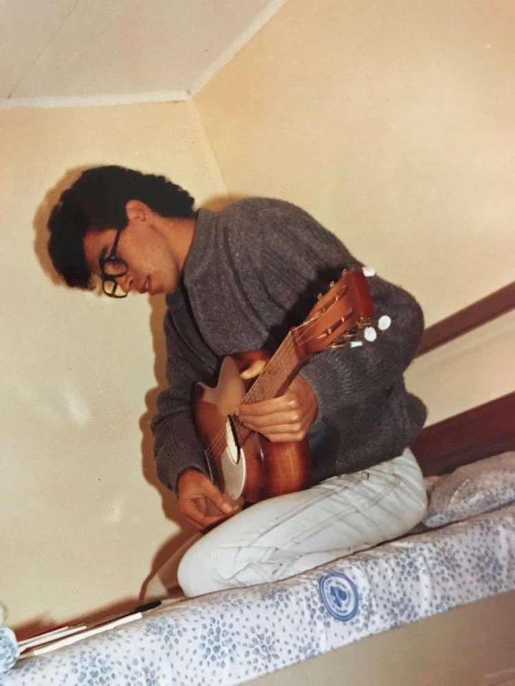 <p><strong>HALUK LEVENT</strong></p>
<p>"Bir akım var diyorlar, 20'li yaşlar için. Buyurun. Aşık falan olmayın ama!"</p>
<p> </p>