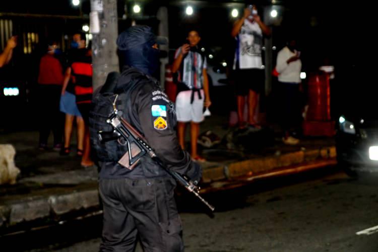 <p>Brezilya’nın Rio De Janerio kentindeki bir metro istasyonunda uyuşturucu çetesi ile polis arasında çıkan çatışmada hayatını kaybedenlerin sayısı 29’a yükselirken, insan hakları savunucuları operasyonun yasallığını sorguluyor.</p>
