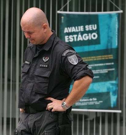 <p>İnsan hakları savunucuları operasyonun yasallığını sorguluyor</p>

<p> </p>

<p>Brezilya barosu, Inter-American İnsan Hakları Komisyonu (IACHR) ve Birleşmiş Milletler (BM) İnsan Hakları Yüksek Komiserliği, operasyonla ilgili endişelerini açıkladı. </p>

