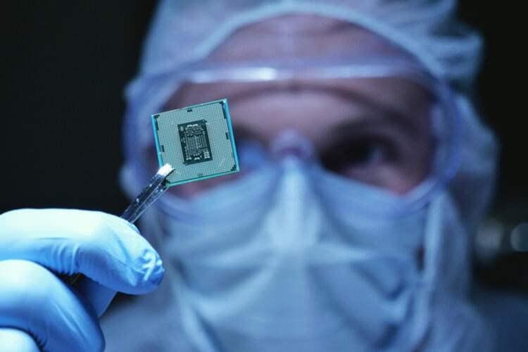 <p><strong>PEKİ NE OLMUŞTU? </strong><br />
<br />
Sağlık için giyilebilir elektronikten araç içi elektronik sistemlere kadar teknolojinin her alanında büyük öneme sahip olan çipler, ülkeler arasındaki rekabet unsurlarından biri haline dönüşürken, yeni tip koronavirüs (Kovid-19) salgınının etkisiyle otomotiv sektöründen başlayarak küresel bir "dar boğazın" başrolünü aldı.</p>
