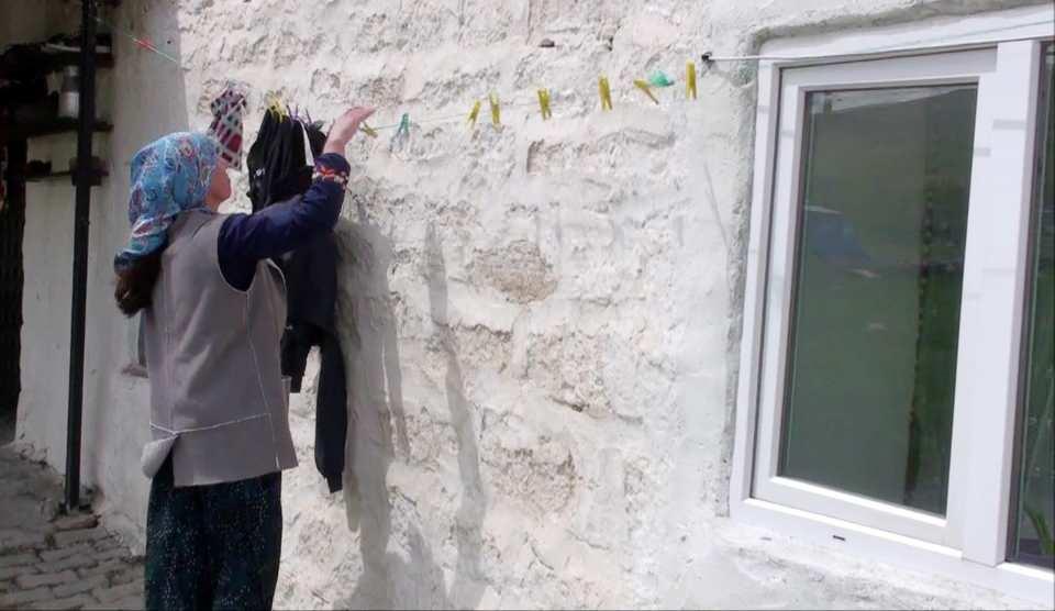 <p>Eşinin kendisine bıraktığı mesleği 10 yıldır hiç ara vermeden sürdürdüğünü ifade eden Kapağan, işini severek yapıyor. Kaynak ve demir ustalığının çocuk büyütmek, yemek yapmak ve ev temizlemekten daha zor olmadığını belirten Kapağan, "Zor işlerin üstesinden geldiğim zaman büyük bir gurur duyuyorum. Bu da beni motive ediyor. Kaynak ve demir ustalığı hiç de zor değil. İnsan yeri geldiğinde ekmeğini taştan çıkarır. Kolay ya da zor diye bir şey yok, önemli olan o zorlukları yenebilmek" dedi.</p>

<p> </p>
