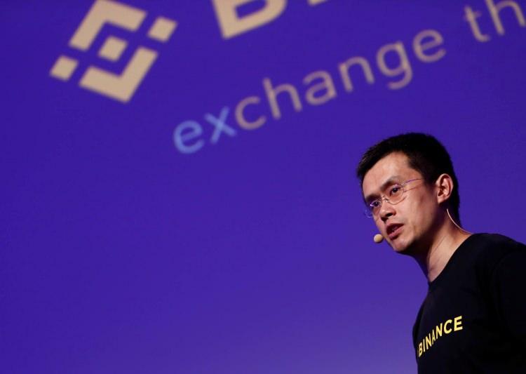 <p>'DARBOĞAZIMIZ PARA DEĞİL İNSANLAR' Binance'in özellikle son bir yıldaki hızlı büyümesi üzerine de konuşan Zhao, "Halen dünyadaki birçok büyük kuruluştan daha fakiriz ama şu anki büyüklüğümüzde yapmak istediklerimizi yapabilecek kadar paraya sahibiz" diyor ve ekliyor: "Bizim darboğazımız para değil. Şu an bizim darboğazımız insanlar." Zira Binance'in büyüme hızının gerektirdiği yeni projelere uygun elemanların bulunması oldukça zorlayıcı bir süreç. Zhao, "Sıkıntılarımız para konusundan çok insan konusunda. Şu an elimizdeki para bunun 10 katı olsa bile bu hızımıza çok fazla katkı sağlamaz" diye konuşuyor. Şirketin günlük operasyonlarıyla ilgilenmeyi bir süre önce bırakan Zhao, bugün daha çok işe alım süreçleriyle ilgileniyor. "Üst düzey strateji noktasından bakarsak, bence bir CEO vaktini üç şeyle geçirmek ister: Fon bulmak, doğru yönü belirlemek ve doğru insanları bulmak" diyen Zhao, kendisinin ilk iki maddeyle uğraşması için çok fazla sebebi olmadığını bu nedenle zamanını sonuncuya ayırdığını belirtiyor.</p>