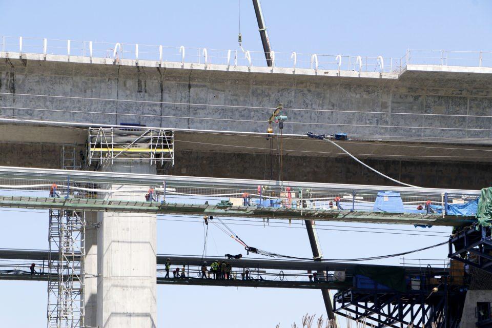 <p> Köprünün 770'er metre yan açıklıklar ile toplam 3 bin 563 metre uzunluğunda olması planlanırken, 365 ve 680 metrelik yaklaşım viyadükleri ile toplam geçiş uzunluğu 4 bin 608 metre olacak. Gidiş-geliş 3 şeritli olacak köprünün, yaklaşık 45,06 metre genişlikte olması öngörülüyor. </p>