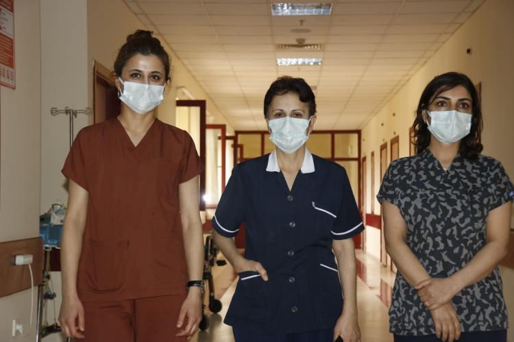 <p>"Birçok gebe anne ve anne adayını kaybettik"<br />
Diyarbakır Sağlık Bilimleri Üniversitesi Gazi Yaşargil Eğitim ve Araştırma Hastanesinde görevli Başhemşire Yardımcısı Ayşe Gülsen Kayacan, İHA muhabirine yaptığı açıklamada, özel günlerde çocuklarından uzakta olduğunu söyledi. Bazen telefonların yeterli kalmadığını belirten Kayacan, "Bir evlat olarak anne ile olmak istiyoruz. Çocuklarımızla olmak istiyoruz. Maalesef 1,5 yıldır o kadar yoğun çalışıyoruz ki evimizi bile unuttuk diyebiliriz. Gün aşırı buradayız. Bütün ekip olarak, bütün anneler, babalar, bütün arkadaşlarımız artık bugünün vesilesi ile bütün annelere de seslenelim; sosyal mesafe kuralına uyalım, tedbirleri elden bırakmayalım. Bari şu tam kapanma olayında kurallara uyalım. Maalesef uymadıkları için bizler hep hastanedeyiz. Hep hastalarlayız. Birçok gebe anneyi kaybettik, annelerimizi kaybettik. Annelerimiz çok değerli. Buruk bir his, annemin yanında olmak isterdim özellikle bugün. Çocuklarım da bu özel günde benimle olmak isterlerdi. Buruk bir gün yaşıyoruz" dedi.</p>
