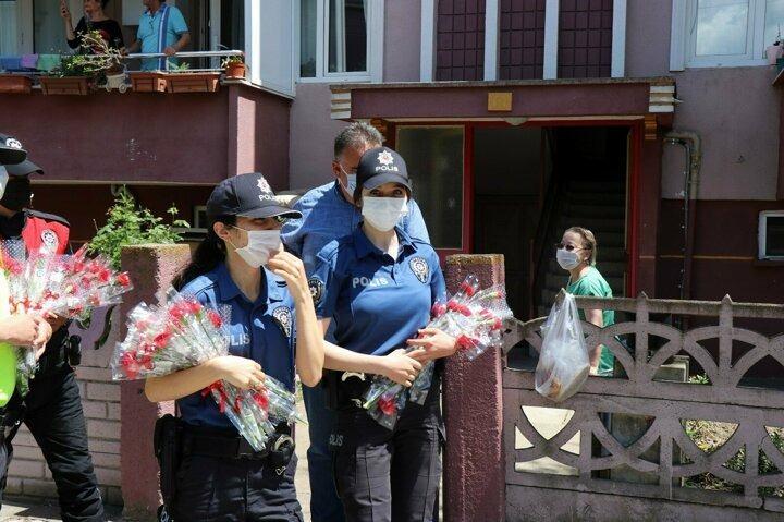 <p>Sakarya'da İl Emniyet Müdürlüğüne bağlı polis ekipleri, müzik ve sirenler eşliğinde sokak sokak dolaşıp karanfiller dağıtarak 'Anneler Günü'nü kutladı. Mutlulukları gözlerinden okunan bazı anneler gözyaşlarına hakim olamadı.</p>

<p> </p>

