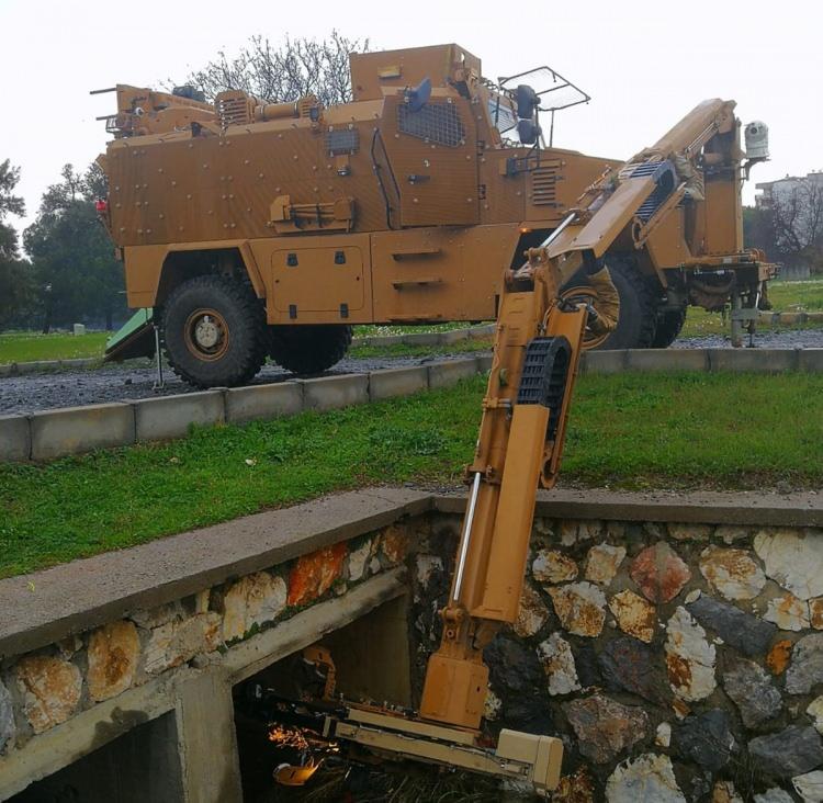 <p>Yüzde 60 dik, yüzde 30'dan fazla yan eğimde hareket edebilen araçta, silah kulesi ile sensör biriminin monte edildiği yükseltilebilir direk (MAST) üzerinde yer alan termal ve gündüz kamerası bulunuyor.</p>
