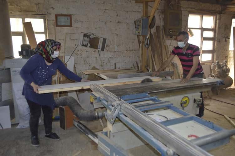 <p>Tavşanlı ilçesi Yeni Mahalle'de oturan Mehmet Ali Kutlu, uzun süre mobilya imalatı yaptığı işyerine çırak bulamadı. Eşi Canan Kutlu da ona yardım etmek amacıyla 2 yıl önce çıraklık yapmaya başladı. Üç çocuk annesi Kutlu, kısa sürede işi öğrenerek marangoz ustası oldu.</p>
