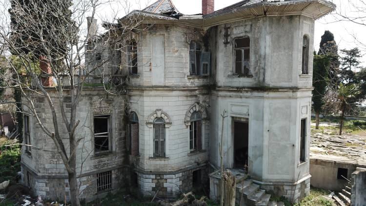 <p><strong>MADAM TAMARA KÖŞKÜ HAKKINDA</strong></p>
<p>Kadıköy Bostancı'da bulunan bu köşk bir zamanlar milli plato adını taşımaktaydı. Bu köşk Alman Edourad Huguenin tarafından yaptırılıyor. Ülkesine dönmek zorunda kaldığı zamanda ise David Parker ve eşi Madam Tamara'ya satıyor.</p>