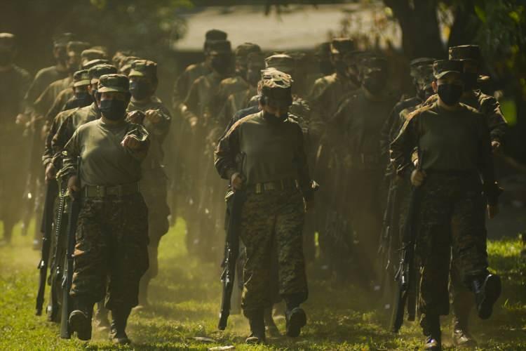 <p>El Salvador Silahlı Kuvvetleri'nde şu anda 194 kadın görev alıyor.</p>
