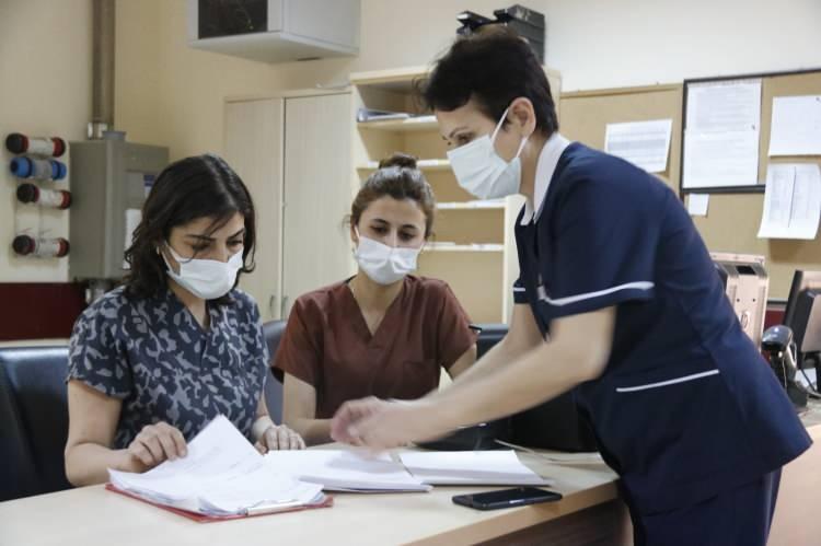 <p>"Annemi kaybettim, ondan ayrı olmak farklı bir acı, kızımdan ayrı olmak da ayrı bir acı veriyor"<br />
Yanık servisinde görevli hemşire Gülhan Can ise bir anne olarak çocuğundan uzakta çalışabilmenin çok zor olduğunu ifade etti. Hemşire Can, "Her şekilde görevimizin başındayız. Bir anne olarak, her şeyden fedakarlık ederek, çocuğumuzdan bile ayrı kalarak buradaki hastalarımıza şifa olmak için buradayız. Halkımızdan isteğim bu kısıtlamalara uymaları. Annemi kaybettim. Ondan uzakta olmak ayrı bir acı veriyor. Kızımdan ayrı olmak da ayrı bir acı veriyor. Bunun bence bir tarifi yok. Annesini kaybetmiş biri olarak bunun, acının bir tarifi olmadığını düşünüyorum. Annesini seven herkes lütfen evinde kalsın, annelerini daha uzun süre görebilmeleri için" diye konuştu.</p>
