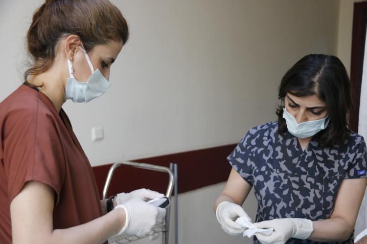 <p>Korona virüs salgınının başladığı günden beri görev başında olan sağlık çalışanı anneler, Anneler Günü’nü de görevlerinin başında geçirdi. Çocukları, hastanede görevleri başında olan hemşire annelerini arayarak günlerini kutladı.<br />
 </p>

