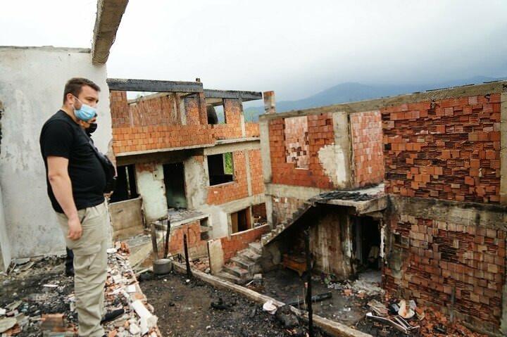 <p>Kastamonu'nun Cide ilçesinde üç gün önce yıldırım düşmesi sonucu yanan 6 evin duvarında asılı duran Bereket Duası yanmadı. Yangının ardından hem hayırseverler hem de devlet aracılığıyla köye yardımlar sürüyor.</p>

<p> </p>
