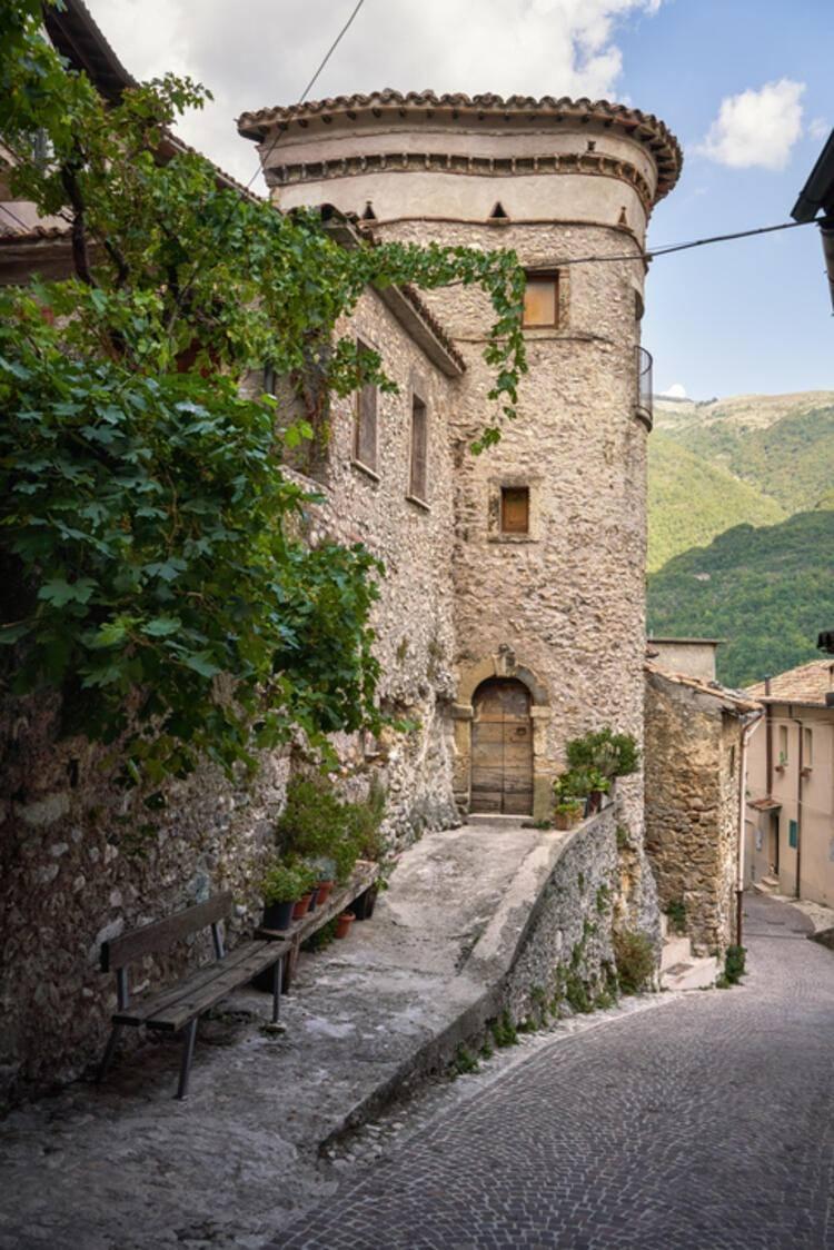 <p>Eğer ki çalışmak isteyen biri turizm sektörüne yatırım yapmaya karar verirlerse, Santa Fiora onlara bir oda ve kahvaltı tesisi açmak veya eski bir konutu otel veya pansiyona dönüştürmek için yeniden biçimlendirmek için 30 bin euroya kadar para vermeye hazır.</p>

<p> </p>
