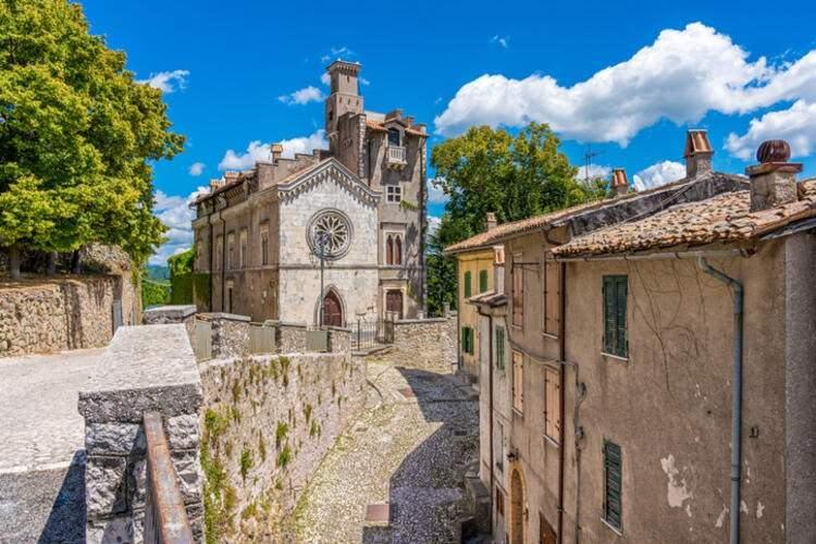 <p>Rieti'nin yaklaşık 50.000 nüfusu olmasına ve Lazio bölgesindeki en büyük şehirlerden biri olmasına rağmen, nüfusu artmıyor.</p>
<p> </p>
