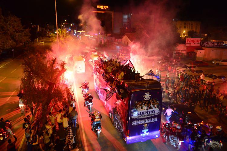 <p>TFF 1'inci Lig'de şampiyon olarak 26 yıl aradan sonra tekrar Süper Lig'e yükselen Adana Demirspor, gece saatlerinde Adana'ya dönüşte üstü açık otobüsle şehir turu attı. Kısıtlamaya rağmen sokağa dökülen Adana Demirspor taraftarları ise meşaleler yakıp, futbolcuları selamladı.<br />
 </p>
