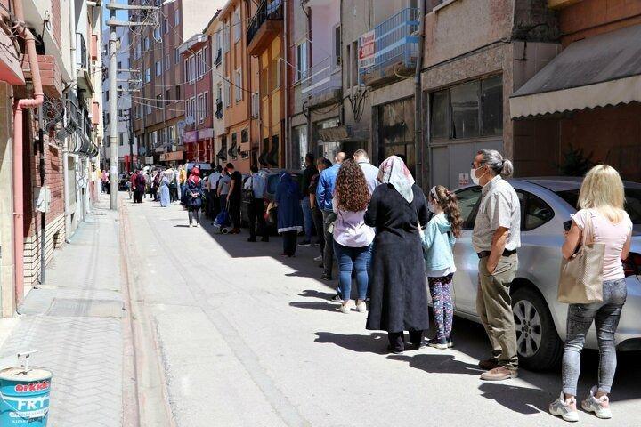 <p>Tepebaşı ilçesine bağlı Şeker Mahallesi’nde kilosu 18 ile 30 TL'den satılan baklava, yoğun ilgi gördü. Ramazan Bayramı’na 2 gün kala tam kapanma tedbirleri nedeniyle saat 10.00'da market alışverişi için dışarı çıkanlar tatlıcı dükkanı önünde baklava alabilmek için uzun kuyruklar oluşturdu.</p>
