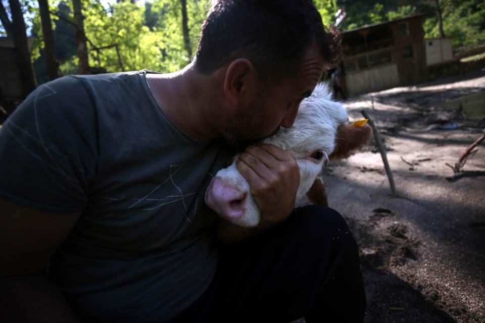 <p>Acıka, peynir, ekmek, domates, sofrada ne varsa benimle yiyor. Çayı çok seviyor. Onun bardağı var, ona 'Paşa çayı' yapıyoruz." dedi.</p>