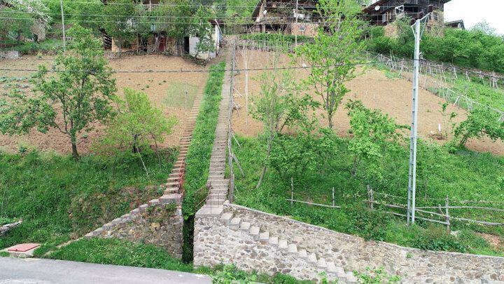 <p>Trabzon'un Çaykara ilçesindeki Akdoğan Mahallesi'nde, komşu olan Hanefi Men ve Şerafettin Yıldız arasında, 10 yıl önce arazilerinde su kaynaklı anlaşmazlık yaşandı. O günden beri birbirleriyle görüşmeyen komşu aileler, yamaçtaki evlerine, aralarında 1 metre mesafe olan 110 ve 87 basamaklı 2 merdiven yaptırdı. Zamanla arası düzelen komşular, şu günlerde ise birbirleriyle görüşse de kendilerine ait merdivenleri kullanmayı tercih ediyor.</p>
