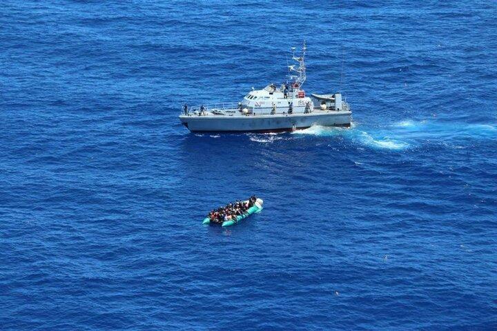 <p>Libya Sahil Güvenlik Komutanlığına durumun bildirilmesinin ardından askeri helikopter ve TCG Gaziantep fırkateyni düzensiz göçmenleri taşıyan lastik botu yakından takip ederek emniyete aldı.</p>
