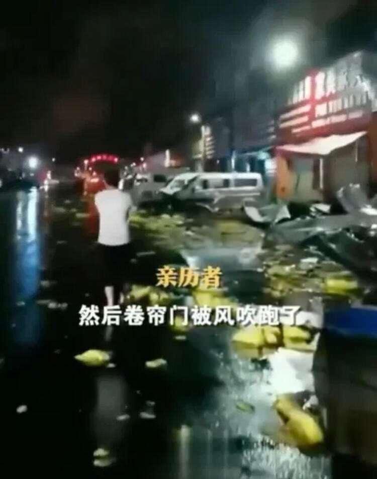 <p>Saatte 86 kilometre hızla Vuhan'a ulaşan kasırga özellikle Caidian bölgesini enkaza çevirdi, Xinhua haber ajansı en az sekiz kişinin öldüğünü bildiriyor.</p>

<p> </p>
