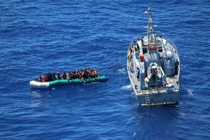 <p>Botun bir bölümünün söndüğü ve göçmenlerin büyük tehlikede olduğunun fark edilmesi üzerine bölgede görevli TCG Göksu fırkateynindeki helikopter hemen havalandı.</p>
