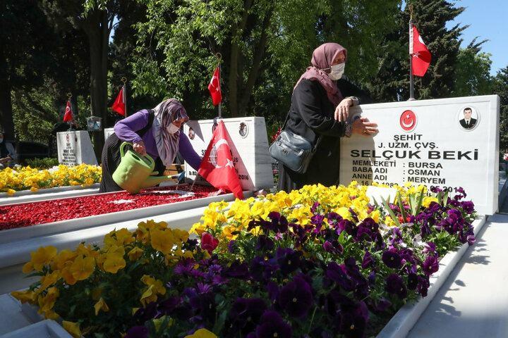 <p>Sokağa çıkma kısıtlamasından muaf olan şehit aileleri, bayramın ilk günü Edirnekapı Şehitliği'ne akın etti</p>
