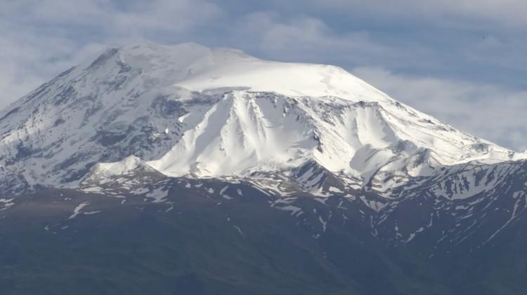 <p>“Ağrı Dağı hem Iğdır tarafından hem de Ağrı tarafından çok güzel ihtişama sahiptir. Ağrı Dağı 4 mevsim farklı güzelliklerini bizlere aktarmaya devam ediyor. Ağrı Dağımız tüm doğal güzellikleri ile bir stüdyo ihtişamına sahiptir.”</p>
