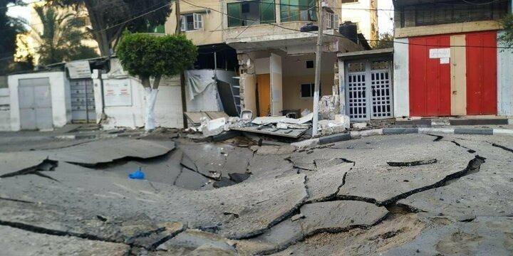 <p>İşgalci İsrail güçleri, Gazze'de hastanelere giden caddeleri ve yolları bombalıyor. Ambulansların bombalanan bölgelerden yaralıları hastanelere taşımasını engellemek isteyen İsrail, hastane yollarını kullanılamaz hale getirdi.</p>

<p> </p>
